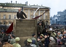 А фото вообще не оттуда. Это выступление на Театральной площади 5 мая 1920 года перед войсками, отправляющимися на фронт. 
P.S. Фото раскрашено уже в наше время.