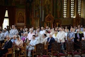 Название не правильное. Не все православные церкви стоя слжбу слушают. Например греческая православная - весь храм заставлен скамейками(сидуха правда откидывается и можно стоять, опираясь локтями на ручки).