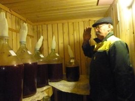 Дед с перчатками походу самогон гонит, а дурочке про котов наплел