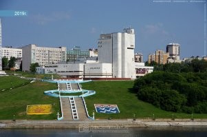 ))) Ну чувашский театр в реальности несколько более позитивный, я даже загуглил, но все ровно как какой то укрепленный форт.