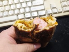 Точно :).
Сегодня уже с капустой и яйцом жарил. В 5 порожков сосиски положил :).
Жена с работы пришла, как раз поела.
В этот раз даже лучше получились. 
В первый раз - это был первый раз, когда я пирожки жарил :).