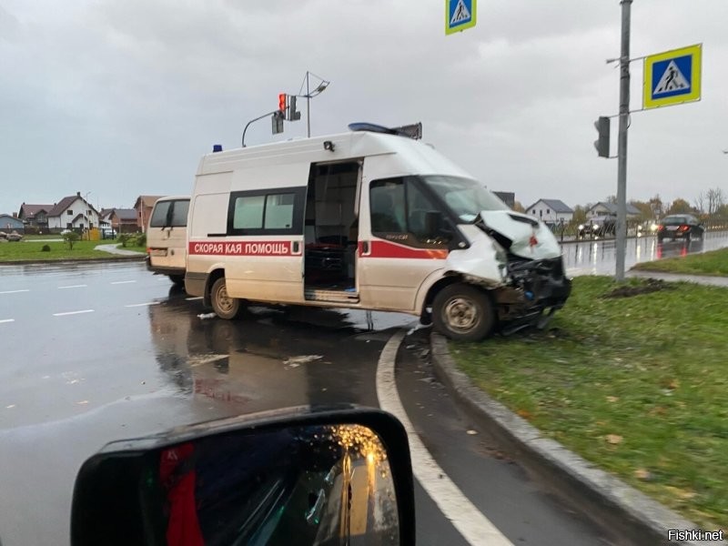 Ну что ж скажу за наш небольшой участок дороги и перекрёсток.  Городок наш курортный и в сезон тут дикое количество машин и бесконечные пробищи. Но и даже так умудряются летом биться. Однако началось это гораздо раньше. Вот на первом скрине виден перекрёсток, а за ним идёт лёгкое закругление дороги. До того как сделали вот эту отличную дорогу, тут была обычная двухполосная трасса. Но закругление тоже было. Летом не проходило и недели, чтобы на том закруглении не вылетала машина. Ну хорошо что там поле и машины просто улетали и валялись либо носом в канаву, либо вверх брюхом на собственно поле. После обновления дороги, поворот чуть сгладили, но дорога стала шире и лучше. А водители добавили газку. Кувыркашек стало больше. Потом установили светофор. Как ни странно биться стали реже, но сильнее. Почему? а чтобы успеть на зелёный, давали газу и ... кувырк! Машин стало ещё больше и движение поперёк тоже нарастало. Сейчас там установлен современный сложный светофор и после долгих препирательств отрегулировано всё нормально. НО! Вот буквально в прошлом году дама врубилась в скорую, везущего ковидного со всеми включёнными мигалками, сиренами. Ранее был тоже очень особое дтп. Ягуар, низенько летел и ...ну  погорячился слегка.
 Короче за последние пять лет на этом коротком отрезке насмерть убились трое мотоциклистов, четыре человека(все пассажиры), дтп попроще вообще без счёта, но почти каждую неделю. Причём чаще дтп не именно на перекрёстке, а немного до него. То есть как раз вот то закругление не позволяет издалека увидеть перекрёсток и светофор, а когда летящие его видят, в последний момент начинают совершать все телодвижения и вот результат. Хотя есть одно изменение. Не стало кувыркальщиков в поле. Почему? логично. Поставили две камеры. Одну за километр до перекрёстка, где уже есть ограничение скорости и одну прямо на перекрёстке. То есть с этой стороны газовать уже считают дорогим удовольствием. А вот просто дурость и лётчики с другой стороны пока не пропали. Ждёмс нового сезона.