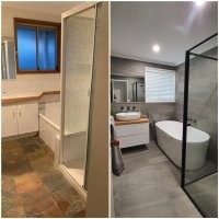 Позанудствуем. Изменил дизайн самостоятельно, так заявляет автор. По факту же дизайн совершенно не поменялся, был сделан только ремонт. Здесь не появился никаких уникальных решений, более того абсолютно все предметы остались на своих местах (Душевая кабина, ванна, раковина, зеркало, окно), просто были заменены новыми.