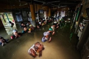 "жители деревни не знали, что скоро начнут терять свои дома, больницы, школы, угодья из-за повышения уровня моря и глобального потепления", а точнее сказать из-за жадности определённой группы людей.