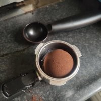 Какой то дебил, ложкой для мороженого сделал шарик молотого кофе для кофемашины. Суть в том, что в этой чаше, кофе должен быть спрессован, иначе нихрена сварится.
