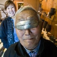 Да и очки якуты другие носят...
А в них хоть таращи глаза, хоть не таращи...