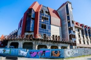 Как ни странно я работаю уже почти 30 ле  в системе ЖКХ. Но тоже не могу понять что имел ввиду автор этого поста. Слишком обобщённо, без каких-либо пояснений к фото, а местами вообще тупо обвиняет непонятно в чём работников ЖКХ.
 Поясню. Система ЖКХ очень общирна и вопросов ею решаемых громадное количество.  Но главное вопрос подчинения, принадлежности. Приведу пример из нашего города.  Стоит у нас на берегу моря в самом красивом месте вот такое уё...ще.(фото) стоит как раз почти 30 лет. Оно и горело не раз и бомжатник там был и вода текла и много всякого. И тоже частенько ругали коммунальщиков. А они ни при чём. Объект вообще не сдан. Собственник забил на всё на город, на экологию, на суды.
 Вот и тут на фото много аварийных зданий. А почему они в таком виде не объясняется. Коммунальщики вообще могут не иметь к этому совершенно никакого отношения. Потому посту минус, автор гупый душнила.