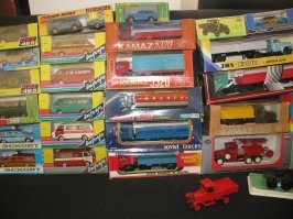 Зил 115 не плох .
Стоит нормально .
По поводу машинок вообще история .
Второй родился сын и с 2-3х лет как-то нравились ему машинки ю
Ну думаю он собирать открытки не будет ( я известный филокартист на районе) , а машинки будет .
И стал ему собирать СССР 1:43 масштаб .
Знатно продвинулся так штукам к 800 , преуспел .
Но ... не сыну , не мне в итоге тема не пошла .
Отдал .  За пятизначную сумму .
Иногда с грустью вспоминаю ...