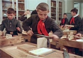 Да нет претензий, от слова "савсэм". Твори, выдумывай, пробуй.
Просто "очень удачно совпало по цветовой гамме" и "концепция последнего фильма Вильнева"- есть разница нет? Ообенно когда предмет поста, как тебе сказать, чтобы не обидеть. Было бы тебе  лет12, я бы реально залайкал)