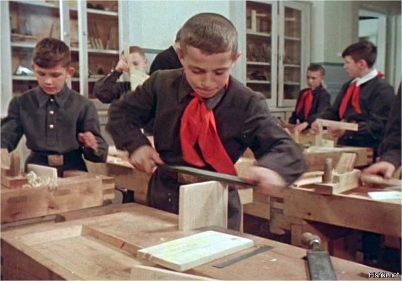 Да нет претензий, от слова "савсэм". Твори, выдумывай, пробуй.
Просто "очень удачно совпало по цветовой гамме" и "концепция последнего фильма Вильнева"- есть разница нет? Ообенно когда предмет поста, как тебе сказать, чтобы не обидеть. Было бы тебе  лет12, я бы реально залайкал)