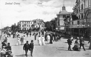 А вот так выглядело примерно то место, которое теперь "украшает" газпромовский монстр. С другой стороны. Чуть дальше и чуть ближе. Точно этого здания фасад с моря не могу найти, но там у немцев было казино и ресторан. Ну и нумера конечно.)))