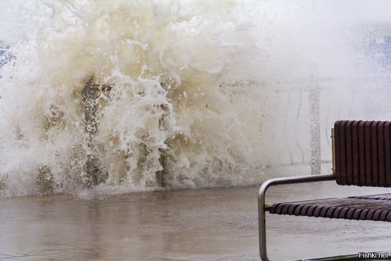 Ах какой умный вещь сказал! Укрепление откосов!  Подпорная стена! Вау три раза! А у нас и укрепление откосов, и подпорная стенка. А ещё волнорезы и даже гребни в море. А вот собственно и сам шторм. Знакомьтесь-Надежда. Гуляла тут у нас в прошлом феврале. Вот такие беспорядки она оставила после гулянки.
 Против стихии очень трудно бороться и очень дорого. ОЧЕНЬ,ОЧЕНЬ дорого. И это делать надо постоянно в течении всей жизни. Но вы же умнее! Наверняка знаете как надо действовать. Вперёд! Перо дать? А барабан?