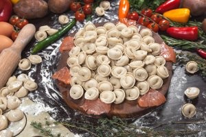 На Камчатке все едальни зовут "узбечки". Там только эти блюда. 
Хуже всего то, что вся еда на один вкус, что самса - что плов и шашлык. Везде уево количество куркумы. 
Лучше уж я драники и сибирские пельмешки.