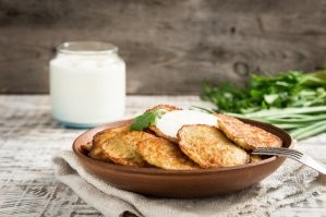 На Камчатке все едальни зовут "узбечки". Там только эти блюда. 
Хуже всего то, что вся еда на один вкус, что самса - что плов и шашлык. Везде уево количество куркумы. 
Лучше уж я драники и сибирские пельмешки.