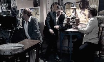 сериал "Ликвидация", 2 серия, 21:25, в кадре коробка киноленты, на коробке написано "Полосатый рейс". Фильм "Полосатый рейс" вышел не экраны в 1961 г., а действия фильма "Ликвидация" происходят в 1946 г.