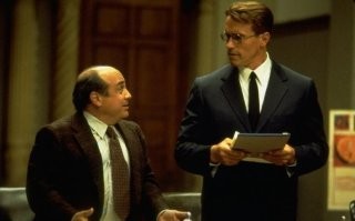 Арнольд Шварценеггер и Дэнни де Вито)

Близнецы (1988) и Джуниор (1994)