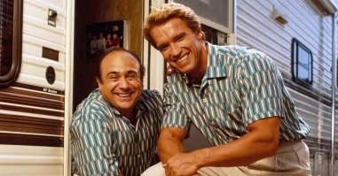 Арнольд Шварценеггер и Дэнни де Вито)

Близнецы (1988) и Джуниор (1994)