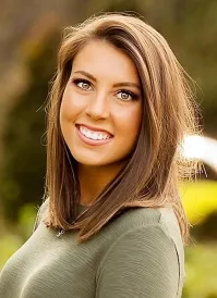 Судя по фото - опухоль у нее действительно есть, но не сзади, а спереди! 
И не одна а две! Ну, конечно, не с футбольный мяч, а поменьше!