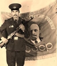 Предстовляю личное фото отсканировал и загрузил с фото. Саслужил  сфоткаться у знамени части. 1981 год Кольский полуостров, Мурманская область, ВВС, Мончегорск - 27.