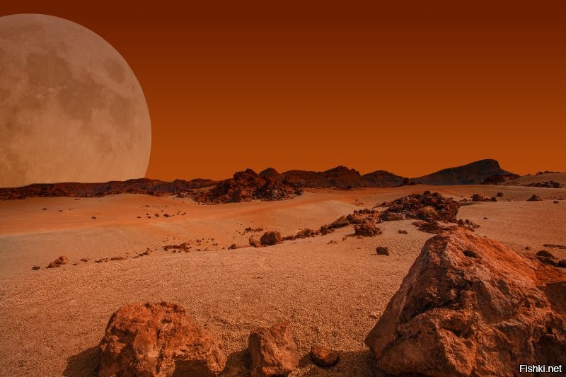 Кому жить на земле надоело? Самоубийцы! Вперёд завоёвывать Марс. Запад нам поможет! Создадим первое Марсианское людское кладбище.
 Полет на Марс займет от шести до девяти месяцев. Логистику усложняет то, что расстояние от Земли до Марса меняется в широком диапазоне   от 56 млн до 400 млн км в зависимости от их эллиптических орбит. 
 Еще одну угрозу представляют солнечные вспышки, мощность которых может быть эквивалентна взрыву 100 млн водородных бомб, пишет Bloomberg. Магнитное поле Земли может защитить космонавтов на орбите, но в дальних космических путешествиях человек, пораженный такой радиацией, не сможет прожить дольше нескольких дней, указывает агентство. «Это ужасный способ погибнуть»,   считает профессор Вестминстерского университета в Лондоне Льюис Дартнелл. Он отметил, что защитой от радиации на борту космического корабля могут стать специально расположенные резервуары с водой   в случае опасности космонавты укроются за ними. Но сложность заключается в том, чтобы вовремя обнаружить активность на Солнце, особенно на стороне, не обращенной к Земле, и предупредить экипаж, сказал эксперт: «У нас нет возможности наблюдать за Солнцем под разными углами для отслеживания солнечных бурь».
 Пылевые бури на поверхности Марса могут блокировать солнечный свет на два месяца, рассказал профессор Мичиганского университета Нилтон Ренно. «Если вы используете солнечные батареи в качестве источника энергии, вы, скорее всего, не выживете. У вас не будет энергии, чтобы согреться»,   отметил он.
 Маск в апреле и сам признавал, что путешествие на Марс   «это вам не на санках кататься». «Честно говоря, некоторые люди, вероятно, вначале умрут»,   заявил он в интервью основателю XPrize Питеру Диамандису. Тем не менее ученые не теряют оптимизма. «Сегодня Марс   это место, где невозможно жить. Но по мере развития науки и технологий через 50-100 лет ответ может быть другим»,   заявил руководитель программы «Марс 2117» космического центра Мохаммеда бин Рашида в ОАЭ Аднан АльРейс.
 Источник: