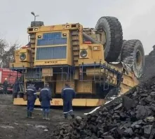 Мужики. Втроём наверное не перевернём..