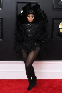 "Ну и клоуны!": худшие образы звёзд на красной дорожке Грэмми