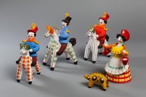 Дымковская игрушка берет свое начало в XV   XVI  столетиях. И до сих пор мало изменилась.