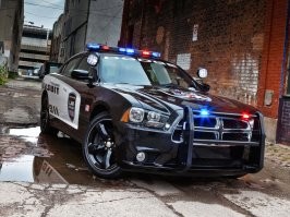 Рвать плечевые суставы, душить коленями и стрелять в непокорных водителей копы в США стали не сразу, ни как только появился первый хулиган за рулём .
Всё шло постепенно, по нарастающей и жёсткость отношения к ним зависела от борзости ездоков и ущерба, причинённого ими полицейским и обычным гражданам во время погони .
Ещё в 80-х у полицейских в США не было возможности реагировать жёстко, как сегодня, и копы вынуждены были также выступать в ролях "соплежуев" в этом ролике и сопровождать, массовым эскортом, подобных нарушителей от Калифорнии до Лас-Вегаса, пока у тех или не закончится бензин, или они не въедут в столб . 
Скоро и в России будет, вот именно из-за подобных "кошатников", как и в США - когда нам всем придётся, после остановки по требованию "гаишника", положить рули на руль, поднять лицо и не шевелиться ни на дюйм, поджидая приближения мента, не выходя из своей машины . 
И поставят на полицейские машины тараны/кенгурятники, чтобы быстро прекращать подобные балаганы .
Из опыта пребывания, несколько лет в 90-х, в Сан-Диего .