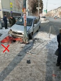 Сегодня. на месте креста стоял я. Если бы не столб... 15 см. удачи. Только успел уклониться от осколков разбитых фар.