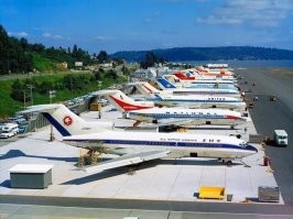 Странно... Если Boeing 727  выставлены на продажу, то зачем с них свинтили двигатели? Нахрена кому то нужен Boeing 727 с одним только двигателем из трёх?