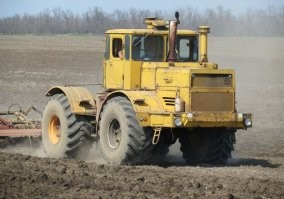 Есть и постарее. 
Кировский завод (ранее Путиловский завод, Красный Путиловец)