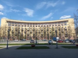Загадка советского ампира: зачем на крышах сталинских зданий строили небольшие домики?
