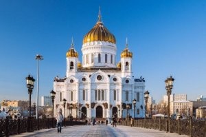 8. ЗАО РПЦ
Это мощнейшее предприятие работает в России уже больше 1000 лет. После того как в 91 скинули коммуняк, компания буквально расцвела. Новые филиали-храмы строятся каждый день, на каждом углу. Попы-акционеры компании жируют и благоденствуют. Председатель правления Киря Гyндяй очень доволен