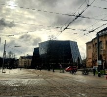 Фрайбургский универ на солнце слепит, в пасмурную погоду- как черная дыра, фиг сфотографируешь. Здание-невидимка