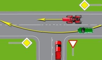 Женщина перевернулась на кроссовере при попытке обогнать поворачивающий трактор