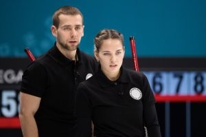 Кёрлинг такой же.
Достаточно вспомнить скандал и дисквалификацию, которые раздули против наших спортсменов