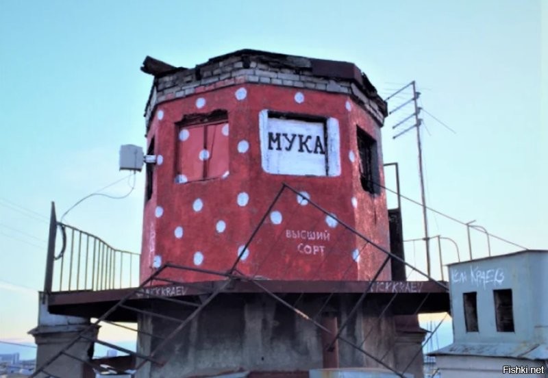 Загадка советского ампира: зачем на крышах сталинских зданий строили небольшие домики?