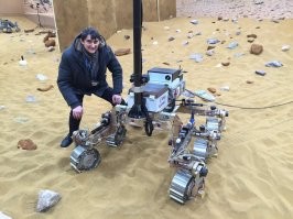 На Фукусиме свинцовые роботы часа не выдерживали. А этот и радиационный пояс земли преодолел и на Марсе хорошо себя чувствует. Только астрофизики, что им управляют иногда бычки и прочий мусор забывают перед ним убрать.