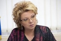 А чё это у неё там хохлятский флаг делает, а?!