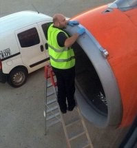 Автор не в курсе, но это специальный армированный авиационный скотч. Он устойчив к УФ излучению, перепаду температур, вибрационным нагрузкам и выдерживает мощные потоки набегающего воздуха, сертифицирован крупнейшими перевозчиками мира и не раз доказал свою надёжность. Понятно что временная мера, но не в каждом аэропорту есть возможность починить обшивку двигателя или заменить сам двигатель, посему и изобрели данное средство, для перегона самолётов  до места где есть технические возможности произвести капитальный ремонт.