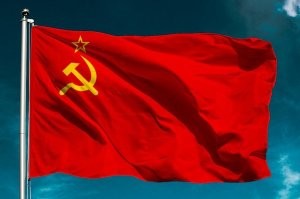 Вот правильный флаг. Традиционный русский, которому не одна сотня лет. 
Кстати, в геральдике, моноцветный флаг показывает высший статус в межгосударственных отношениях. Трехцветный -- флаг колонии.