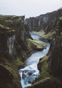 Блё! Что это за дичь? Это "снежный человек"? Какого роста должно быть ЭТО, что его так видно с такого растояния?..