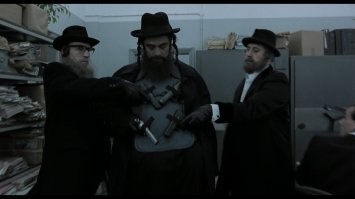 Пассажир пытается впихнуть свой чемодан в калибратор