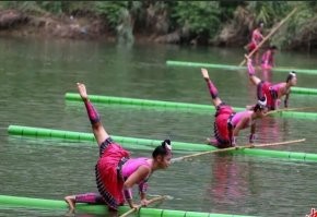 на первом видео и на этом фото не бамбук, а пластик какой-то...