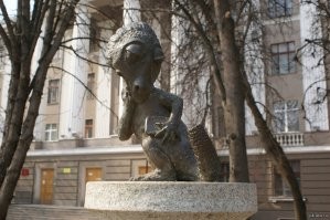 Тула.
Тульский мастеровой  на ул. Металлистов.
Памятник студенческому хвосту у Тульского универа.
Говорят, что дракоша отлит из сотни "счастливых" пятаков, которые студенты подкладывали под пятку перед экзаменами