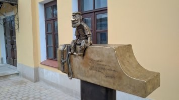 Тула.
Тульский мастеровой  на ул. Металлистов.
Памятник студенческому хвосту у Тульского универа.
Говорят, что дракоша отлит из сотни "счастливых" пятаков, которые студенты подкладывали под пятку перед экзаменами