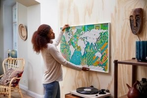 Карта мира LEGO Art, состоящая из более чем 11 000 деталей, является не только самым большим набором LEGO (по количеству деталей), но и прекрасным произведением настенного искусства.