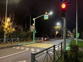 Как, бл.. , задолбали, просто ЗАДОЛБАЛИ упоминанием про светящиеся полосы на дороге у светофоров!!!! Ну вообще никто и нигде кроме Кореи не делает так. Ну никто в мире.  Ах чудо какое расчудесное, невиданное. Не то что у нас в Мордоре. Город Зеленоградск. Население 16 тысяч. Вот на нескольких светофорах така невиданная услуга. Не только полоски красные, зелёные для пешеходов, но и поперёк дороги подсвечивающие огни для водителей и даже голограмма на дорогу если снегом присыпет.
 Но особо впечатлила похвальба что есть особые места парковок для дам. Чтобы на дам не нападали.  Пиз..ц, бля!!!!!! Они гордятся что делают парковки для баб в целях их охраны!!!!  То есть в других местах баб хватают через одну... . Корея-пример для подражания. О как!