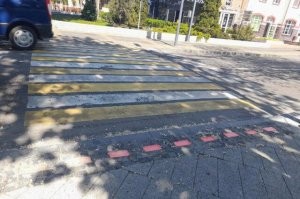 Как, бл.. , задолбали, просто ЗАДОЛБАЛИ упоминанием про светящиеся полосы на дороге у светофоров!!!! Ну вообще никто и нигде кроме Кореи не делает так. Ну никто в мире.  Ах чудо какое расчудесное, невиданное. Не то что у нас в Мордоре. Город Зеленоградск. Население 16 тысяч. Вот на нескольких светофорах така невиданная услуга. Не только полоски красные, зелёные для пешеходов, но и поперёк дороги подсвечивающие огни для водителей и даже голограмма на дорогу если снегом присыпет.
 Но особо впечатлила похвальба что есть особые места парковок для дам. Чтобы на дам не нападали.  Пиз..ц, бля!!!!!! Они гордятся что делают парковки для баб в целях их охраны!!!!  То есть в других местах баб хватают через одну... . Корея-пример для подражания. О как!