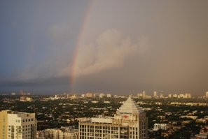 Ладно, уговорили, поверю на слово (но проверю). В сезон дождей примерно с июня по октябрь во Флориде радуги почти каждый день. Если не увидел - то нужно было пару кварталов проехать.  А примерно год назад поехал за пиццой - попал сначала в ливень, потом была такая радуга, что называется всем радугам радуга. Нереально яркая, я хоть их и насмотрелся - та запомнилась. Есть даже видос, если интересно - поищу. Ниже фото моё, без всяких обработок.